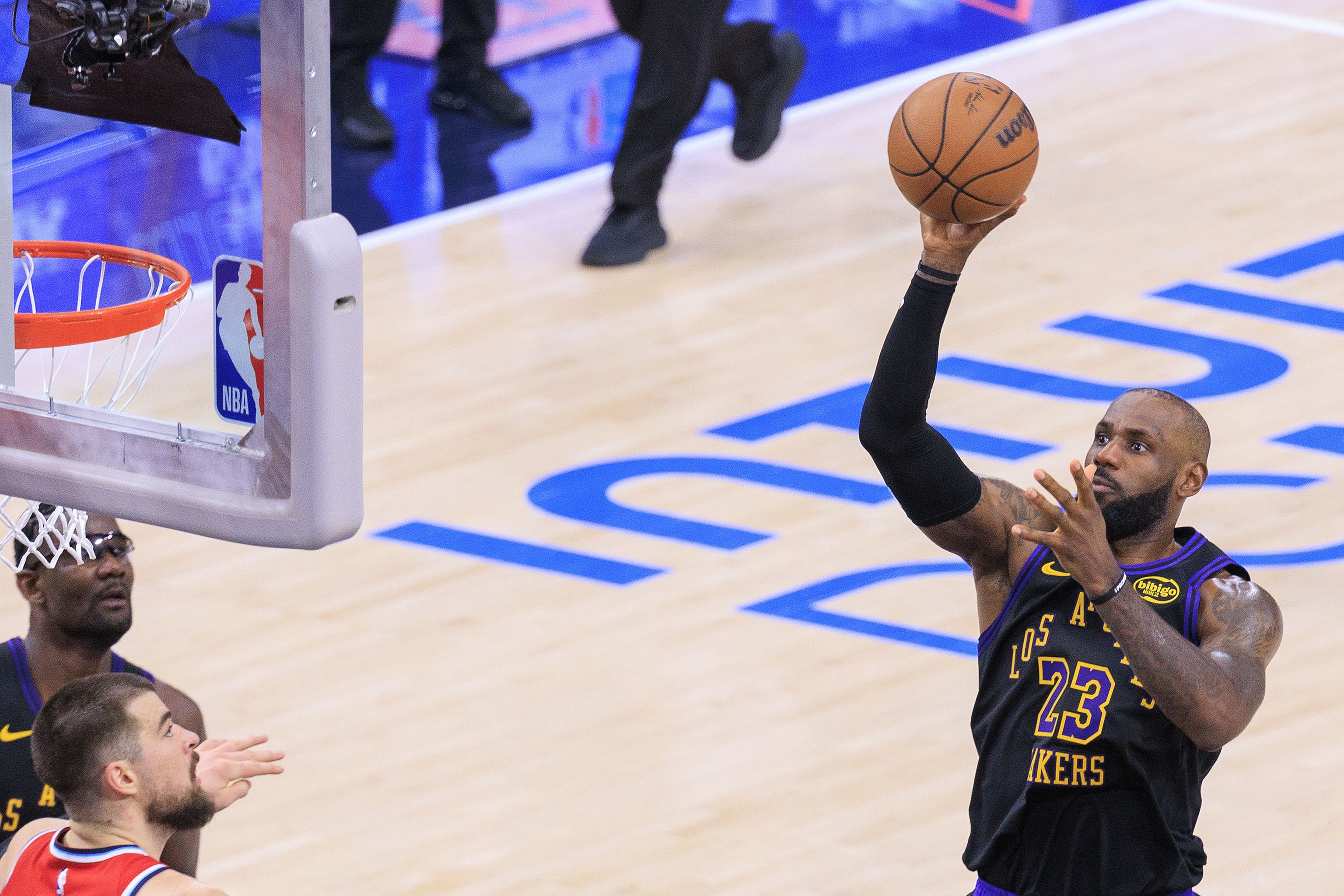 开云体育-湖人VS快船裁判报告：祖巴茨“High five”詹姆斯 不应被吹犯规